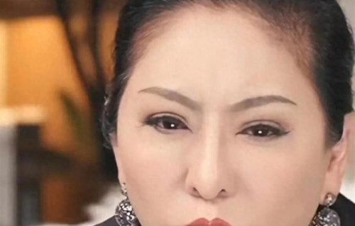 向太被曝竟是恶毒后妈？向华强女儿称：曾惨遭后妈向太用烟头烫！