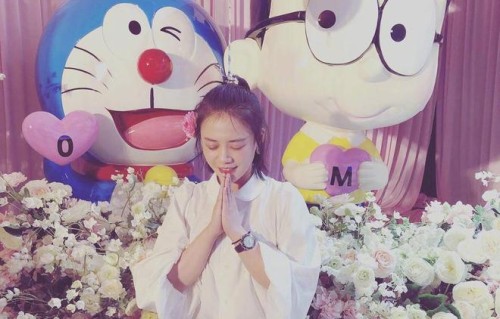 马思纯33岁庆生照，马思纯和杨紫亲密拥抱，感谢你最难时候的陪伴|蒋雯丽|张瑶|女演员|杨子|保龄球