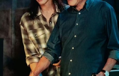 梁家辉深圳首映礼低调暖心，亲手搀扶发嫂周润发爱妻上台合影