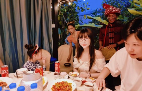 李小璐云南参加泼水节，被热情接待现场跳傣族舞，44岁皮肤白到发光