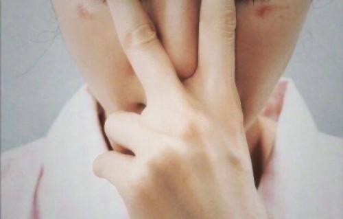 杨幂脸被蒸汽眼罩烫伤了！脸部受伤的明星还有谁？