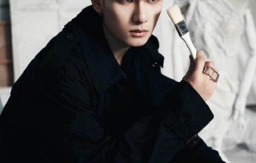 从童星转型至今，胡先煦在造型和作品选择上体现了怎样的成长？