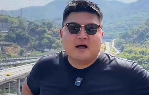 曝网红猴哥新恋情！轻抚对方背部，颜值身材不输前妻何钰欣