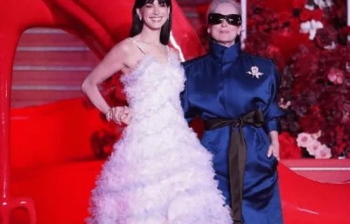 [流言板]安妮・海瑟薇身穿中国设计师礼服亮相，用中文致谢中国粉丝|穿普拉达的女王2|梅丽尔·斯特里普|安妮·海瑟薇|周也|宝姿(Ports)