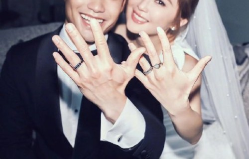 蔡卓妍的前几段感情经历对她现在的婚姻选择有何影响？