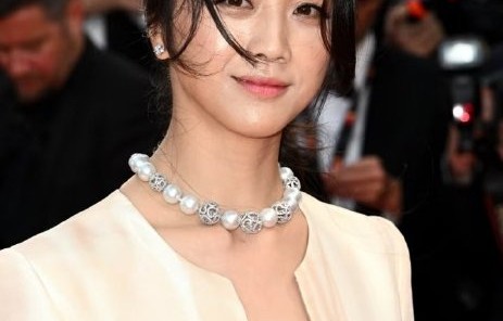 公众和网友对汤唯高龄怀二胎的主要看法和讨论有哪些？|女性|怀孕|生育|倪妮|质疑