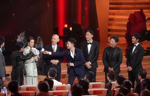 葛优上台给舒淇送花时说了什么？