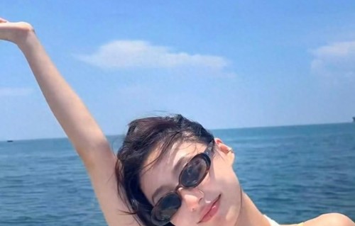 胡连馨泳装美图曝光：清新橘色比基尼引热议 