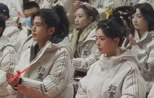 张凌赫片场给林允挡太阳，《归鸾》路透互动甜到网友直呼般配