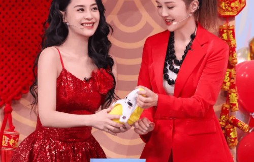 蔡卓妍刚官宣结婚，钟欣潼立刻催生：快点生个bb啦！