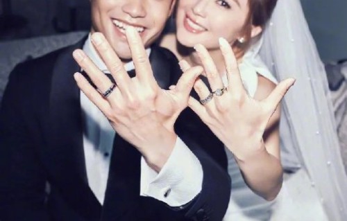 蔡卓妍结婚后，是否已经举行或计划举行婚礼，以及未来的工作和家庭规划是怎样的？