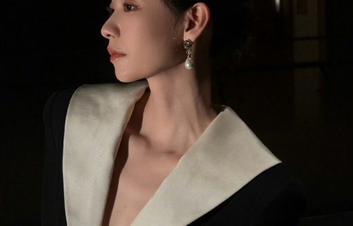 刘雅瑟深V造型亮相北影节,任注目未来单元选荐人|北京国际电影节|开幕式|影像|新锐