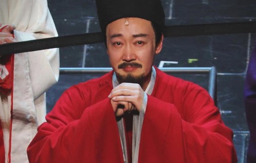 辛柏青复出大获成功舞台上眼眶含泪让人感动，下班获众多粉丝送行