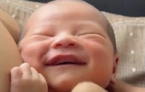 杨受成荣升曾外祖父四代同堂，32岁外孙生女，张坚庭晒孙女甜笑照