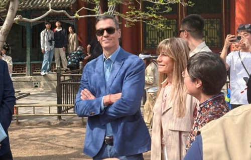 桑切斯夫妇逛北京！夫人一天换两身衣服美翻，游什刹海被网友偶遇 