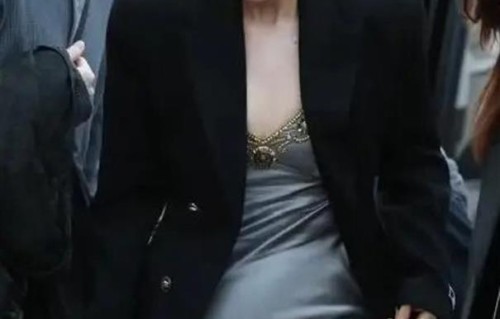 48岁海清穿低胸吊带亮相，看来对自己很自信，可惜身材比较一般