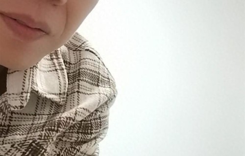 李鑫姐姐早起睡衣直播又谈家事，解释为何带货 ，直播间两主播吵嘴