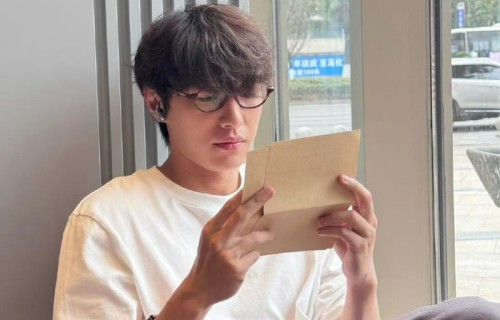 代旭复刻井胧特调饮品引热议|暧昧|哥俩|嘴角