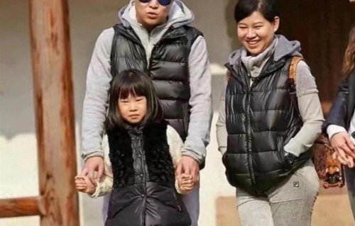 小沈阳停工专心捧闺女，沈佳润三登杂志封面，当年被嘲如今大变样