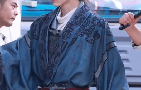 张凌赫拍戏腿部别筋仍坚持工作，敬业态度获赞