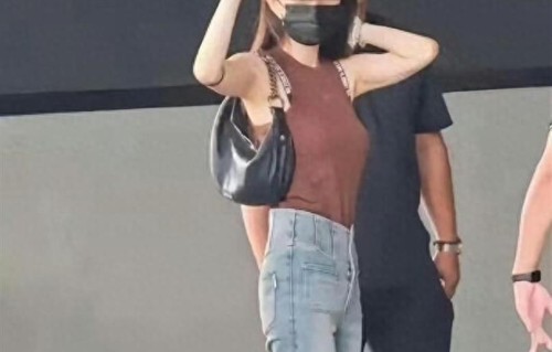 杨幂的身材比例堪称完美，修长纤细的大长腿格外吸睛