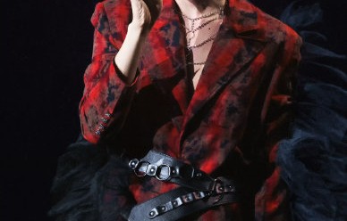 郝熠然在演唱会中演唱粤语、泰语和京剧选段，具体演唱了哪些曲目？