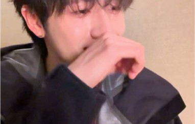 朱志鑫演唱会学猫撒娇，被粉丝热情反应羞到捂脸！