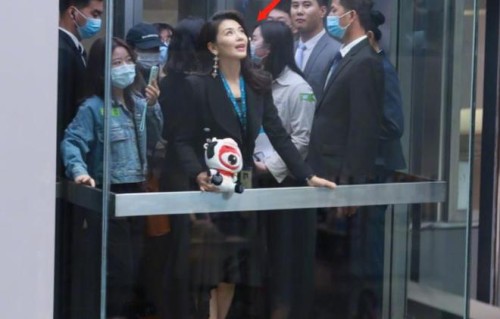 刘涛现身新浪扫楼，路人镜头状态好，怼脸自拍颜值过于真实