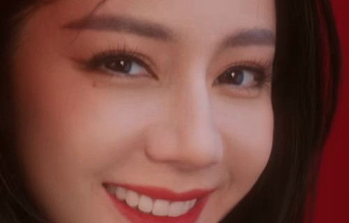 迪丽热巴红唇造型惊艳亮相，红色褶皱吊带裙吸睛