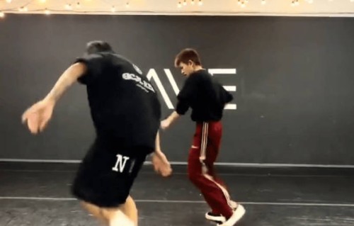 任嘉伦的舞蹈功底和他早期男团经历有何关联？|任国超|舞台|舞者|训练|音乐节