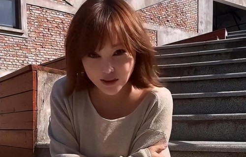 她曾是上海知名主持，公开指责同事破坏自己家庭，如今已成女老板