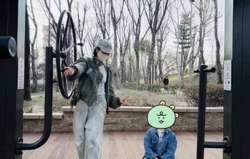 孙艺珍晒儿子小甜豆的日常，看起来像个乖宝宝，坐姿很像爸爸玄彬