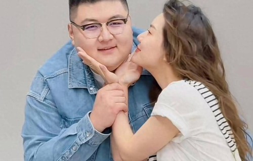 离婚仅半年网红猴哥新恋情曝光！上海街头亲密照流出，颜值身材不输前妻何钰欣