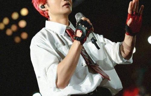 李荣浩看到粉丝灯牌玩笑后，竟然真转了五百元?