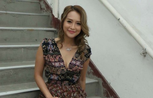 香港知名女星突然晒床照，收大量骚扰短信，找不到工作经济困难