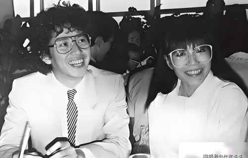 75岁谭咏麟近况曝光！背着杨洁薇与朱咏婷生子，如今儿子成为他的骄傲