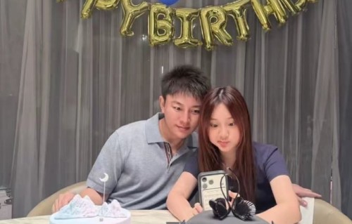 贾乃亮42岁生日，甜馨亲手做蛋糕！染红发神复制爸爸脸