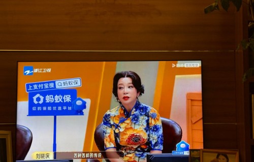 如何评价刘晓庆在《无限超越班》中表现出的“野草哲学”人生态度？