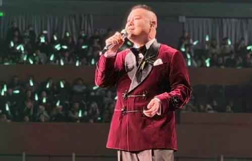 万人合唱太燃了！岳云鹏厦门演唱会带观众罚站重唱《大中国》