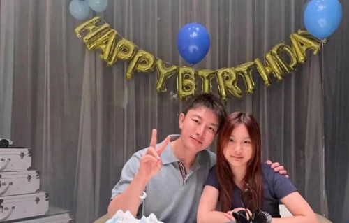 贾乃亮迎来42岁生日，女儿甜馨亲自做蛋糕，父女长相如同复制粘贴