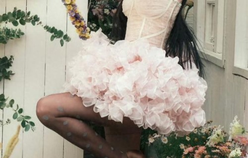 戴燕妮波点黑丝+蓬蓬裙，甜酷反差感拉满，这腿也太绝了！