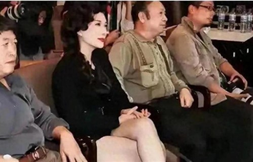 她真是一个白到发光的女演员，坐在那里比几个男人还大气