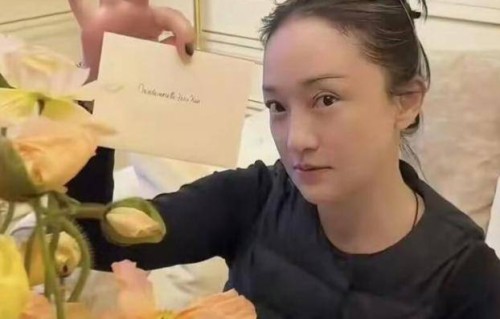 51岁周迅巴黎街头白发素颜照曝光，不染发不化妆出街很自然，网友为“真实老去”吵翻