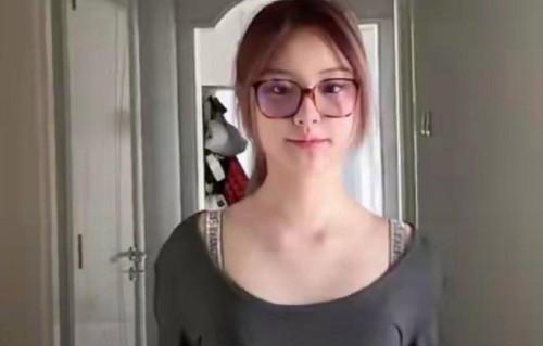 父女神似！贾乃亮甜馨生日合照引热议，网友：基因太强大