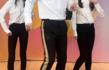 张伦硕：带俩女儿在家热舞蹦迪，爷仨玩得高兴遗憾独缺老婆钟丽缇