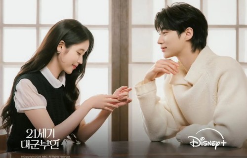 Disney+发布李知恩边佑锡情侣画报|iu