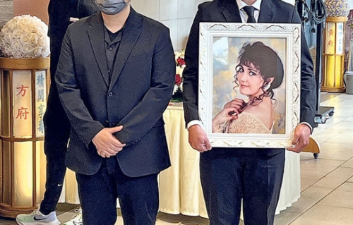 施明火化后李泳豪首发文，称母亲解脱了会铭记教诲，照顾好父亲李家鼎