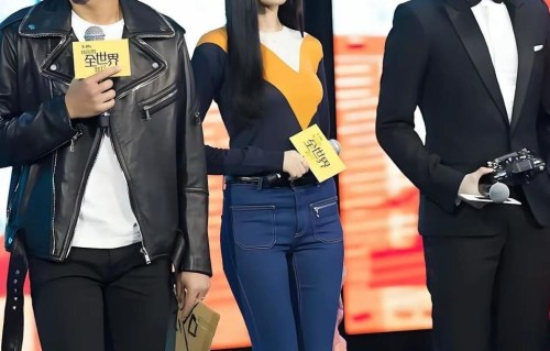 男明星也会穿高跟鞋吗？我一直以为高跟鞋是女人的专配，没想到现在男人也穿啊！