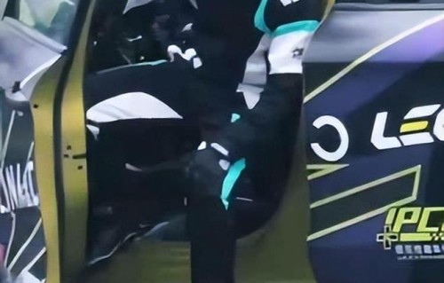 任嘉伦《暮色心约》造型释出，赛车服配头盔超霸气，大片即视感|祁连山|罗成|大学生|警察