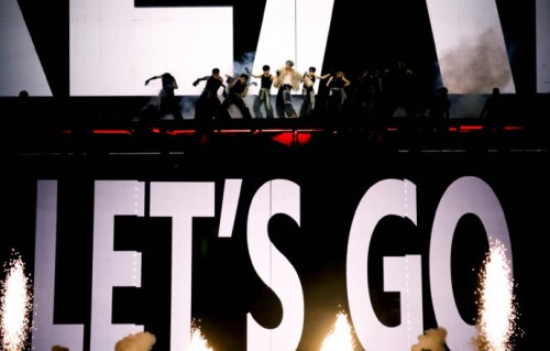 刘耀文高会晒黑背心耳钉自拍，氛围感引爆粉丝热议